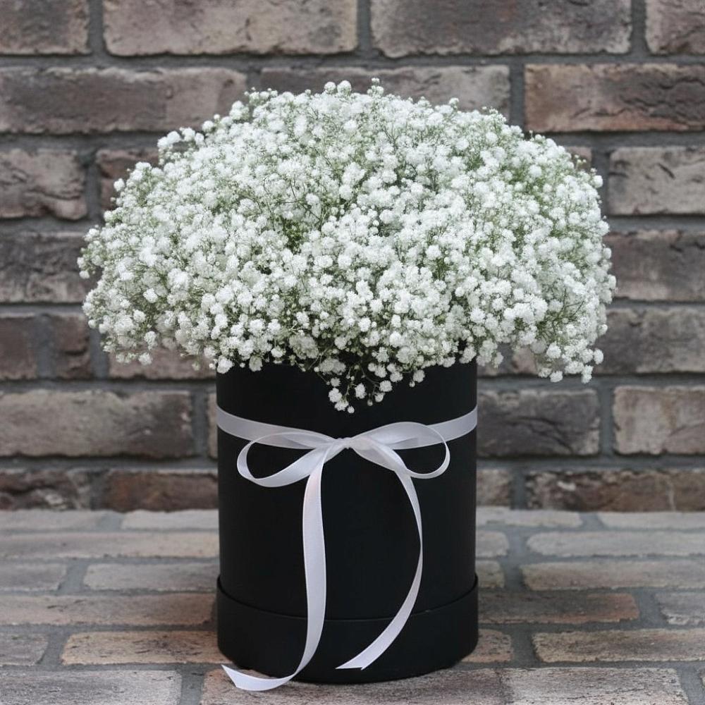 Цветочная композиция из Гипсофила в шляпной коробке в Жуков