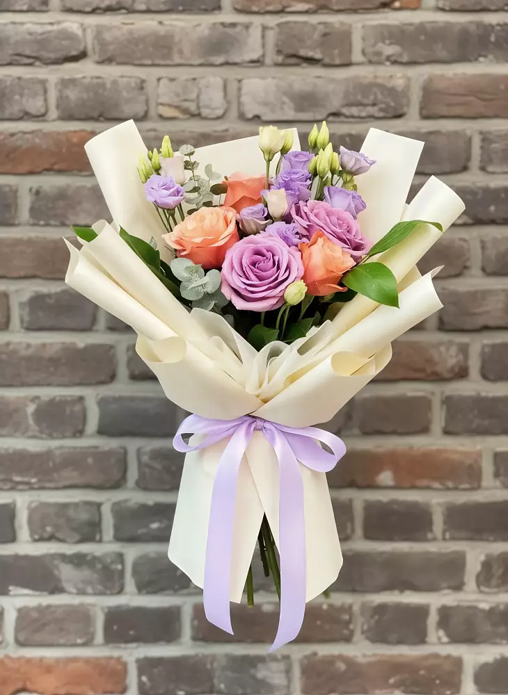 Букет цветов из: Лизиантусы и Розы в Жуков