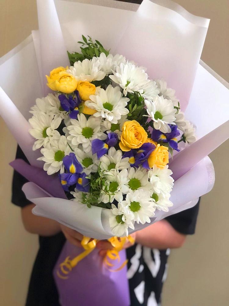 Букет цветов из: Ирисы, Хризантемы и Розы в Жуков