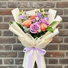 Букет цветов из:  Лизиантусы и Розы в Жуков