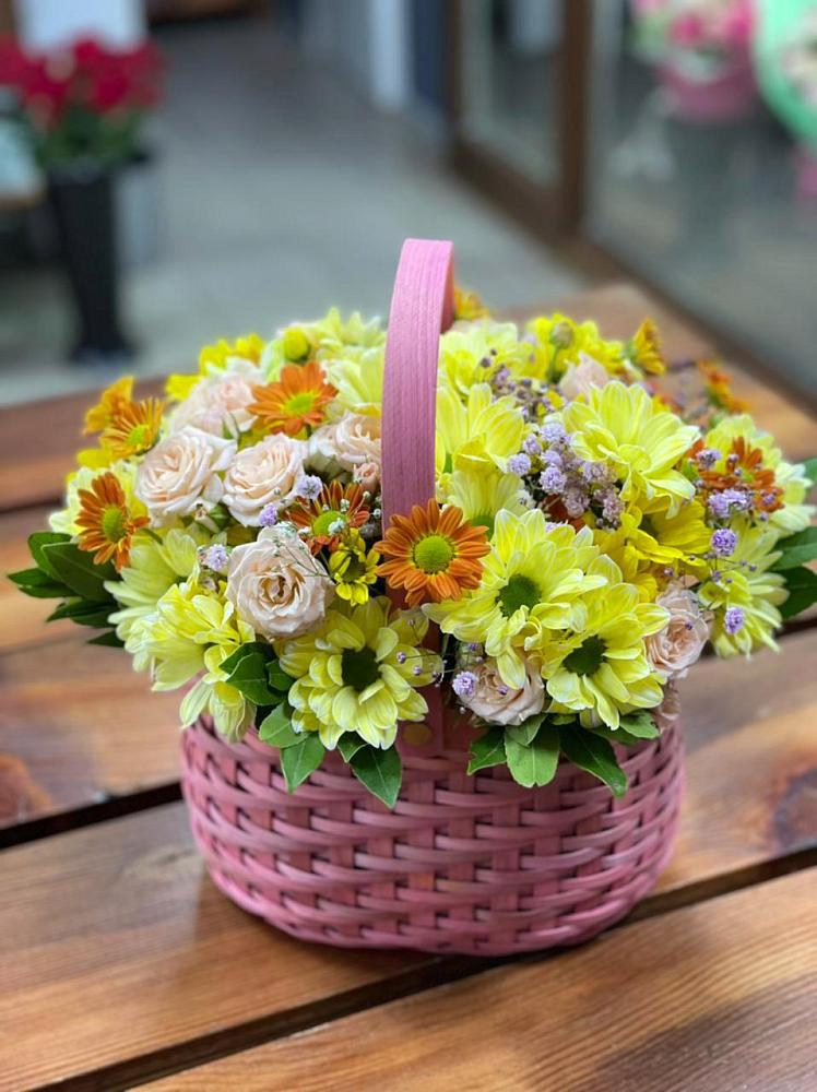 Цветочная композиция из Хризантемы и Розы в корзине в Жуков
