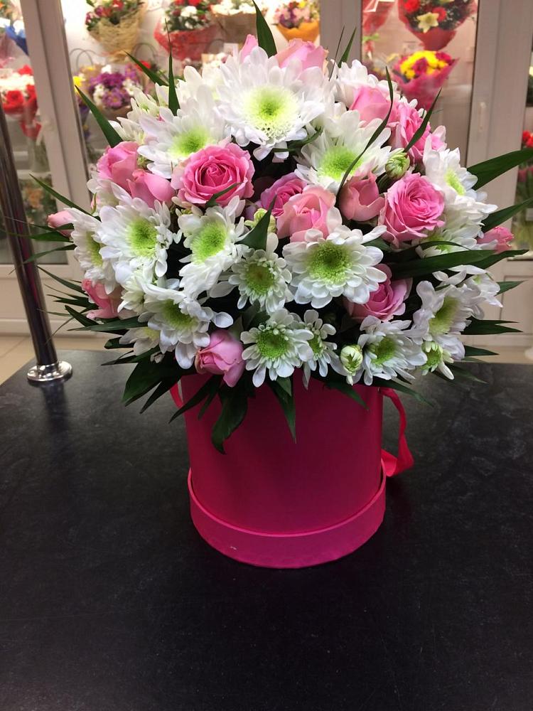 Цветочная композиция из Розы и Хризантемы в шляпной коробке в Жуков