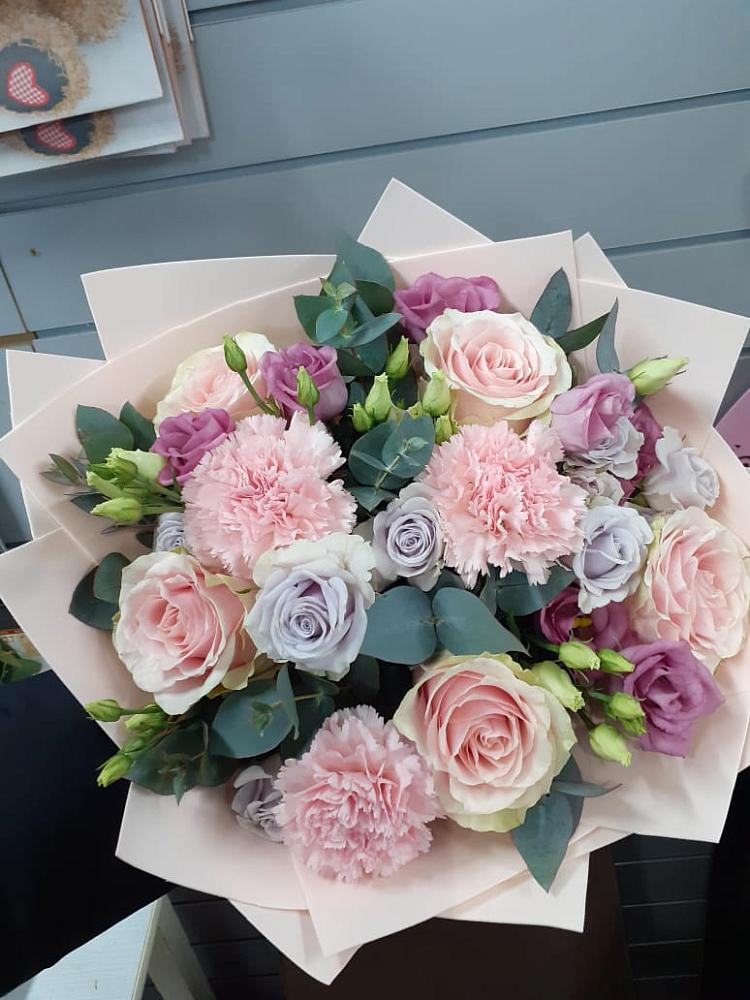 Букет цветов из: Розы, Гвоздики и Лизиантусы в Жуков