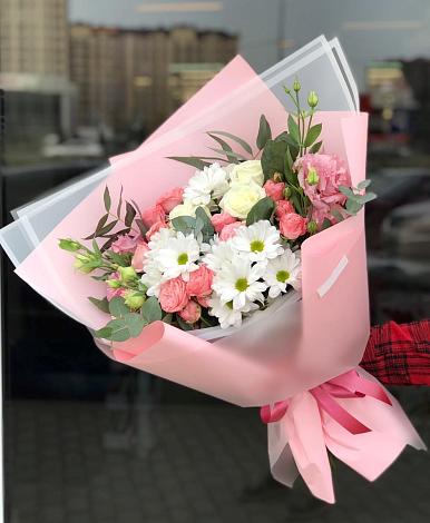 Букет цветов из: Розы, Лизиантусы и Хризантемы в Жуков